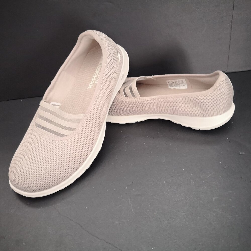 Skechers Goga Max Ladies Size 6.5 Taupe GEN 5 Lightweight Slip On Style Sneakers